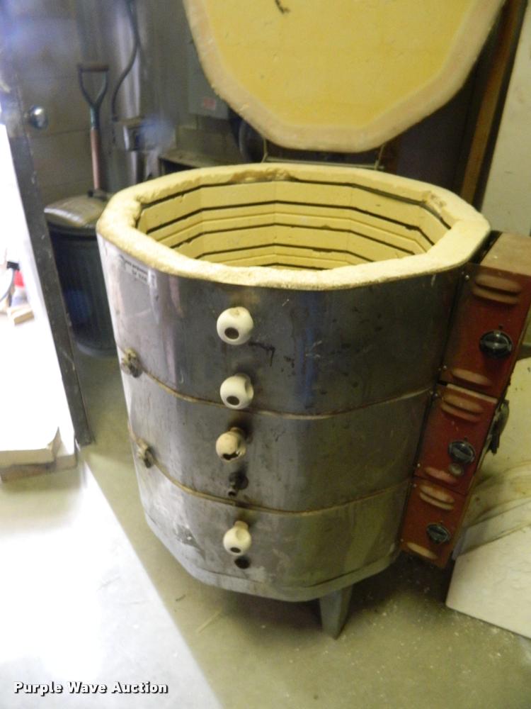 Skutt 1027240 kiln in Hays, KS Item BK9308 sold Purple Wave