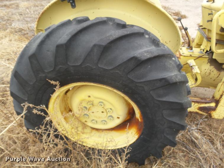image for item DB1786 1974 Ford 3550 tractor