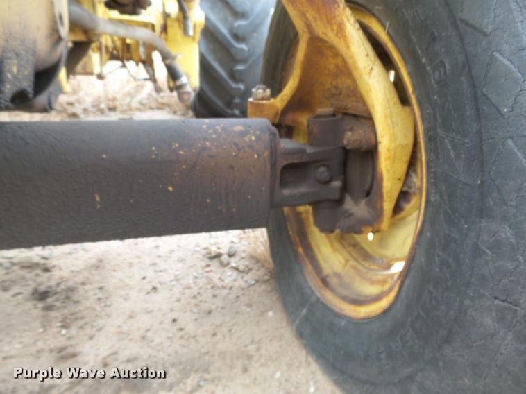 image for item DB1786 1974 Ford 3550 tractor