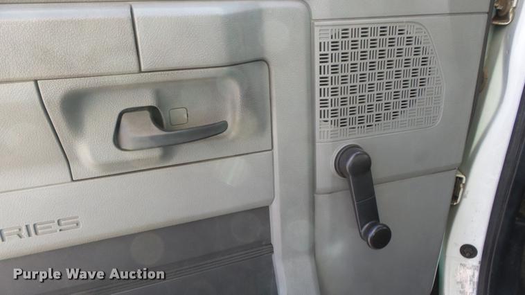 image for item J5713 2010 Ford Econoline E450 Super Duty Eldorado shuttle bus