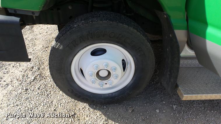 image for item J5713 2010 Ford Econoline E450 Super Duty Eldorado shuttle bus