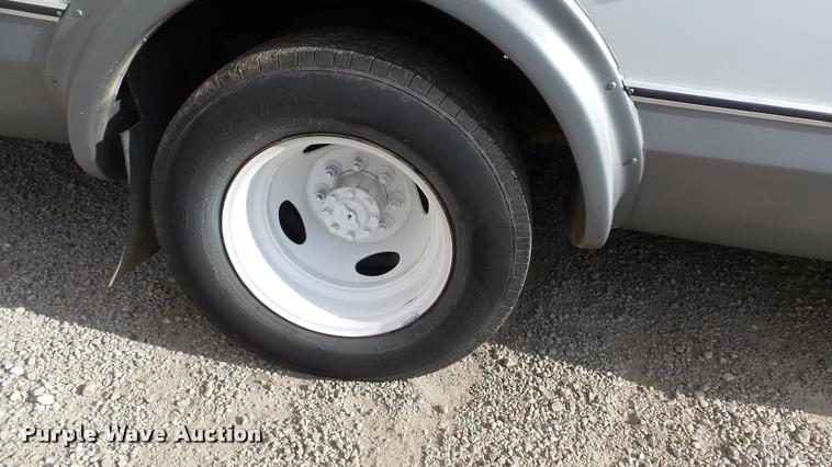 image for item J5713 2010 Ford Econoline E450 Super Duty Eldorado shuttle bus