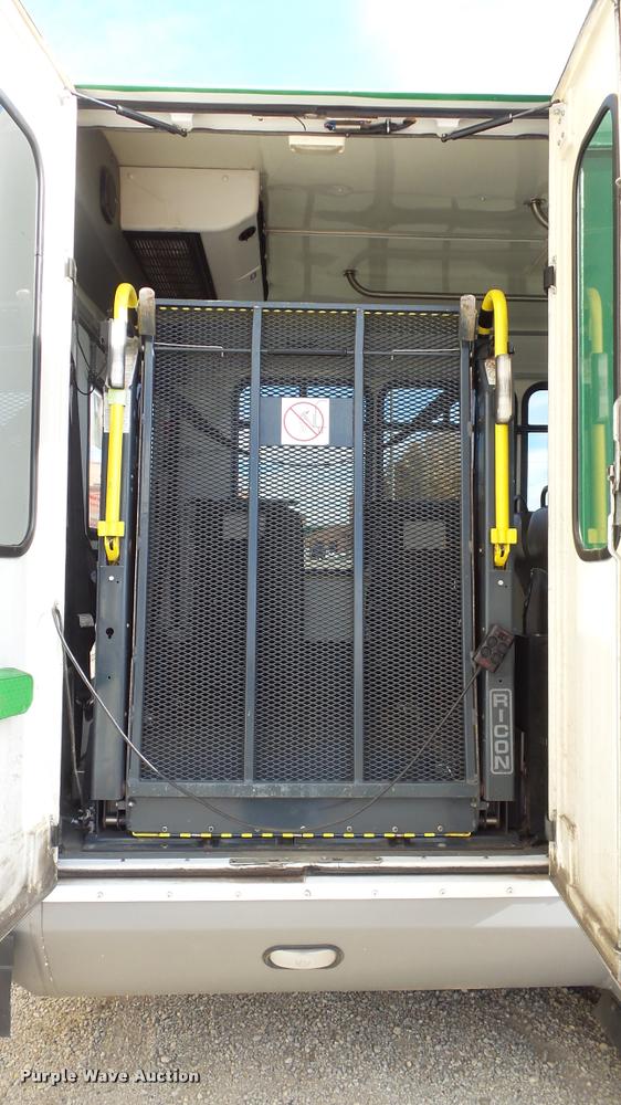 image for item J5713 2010 Ford Econoline E450 Super Duty Eldorado shuttle bus