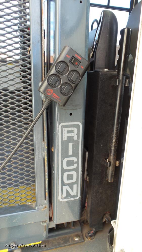 image for item J5713 2010 Ford Econoline E450 Super Duty Eldorado shuttle bus