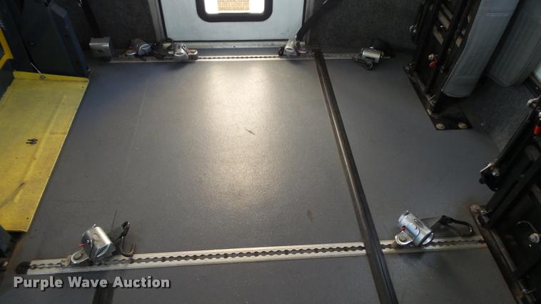 image for item J5713 2010 Ford Econoline E450 Super Duty Eldorado shuttle bus