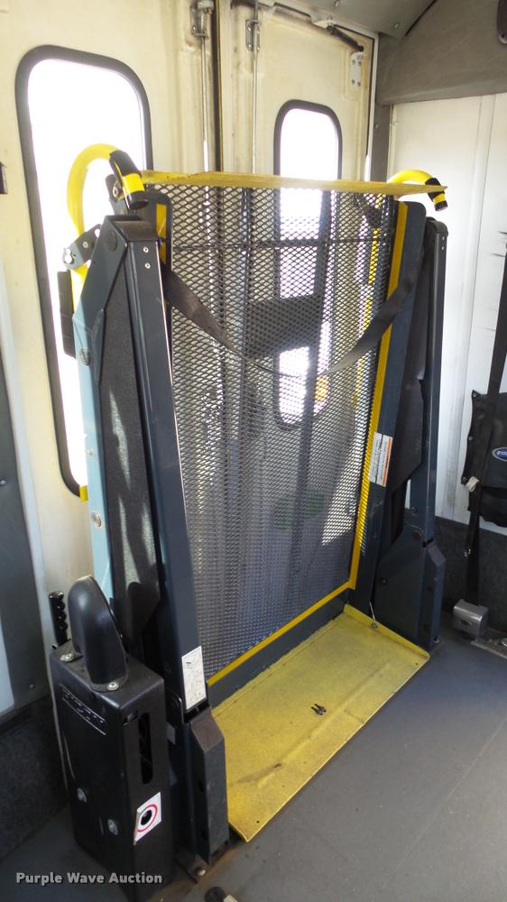 image for item J5713 2010 Ford Econoline E450 Super Duty Eldorado shuttle bus