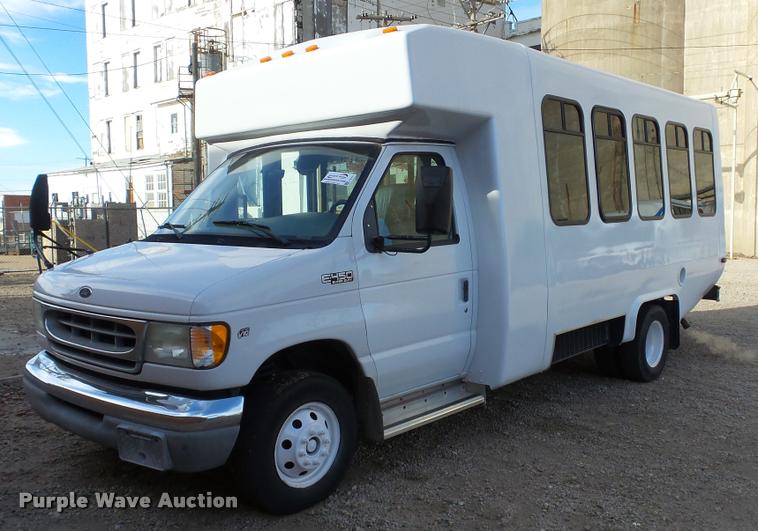 image for item J5721 2002 Ford Econoline E450 Super Duty Diamond shuttle bus