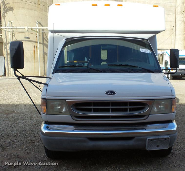 image for item J5721 2002 Ford Econoline E450 Super Duty Diamond shuttle bus