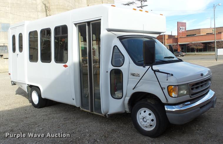 image for item J5721 2002 Ford Econoline E450 Super Duty Diamond shuttle bus