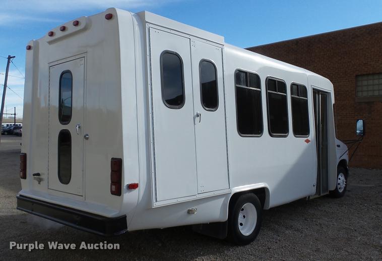 image for item J5721 2002 Ford Econoline E450 Super Duty Diamond shuttle bus
