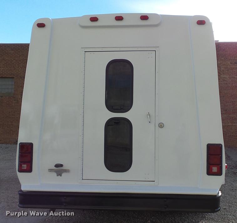 image for item J5721 2002 Ford Econoline E450 Super Duty Diamond shuttle bus