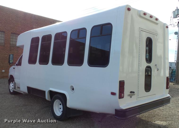 image for item J5721 2002 Ford Econoline E450 Super Duty Diamond shuttle bus