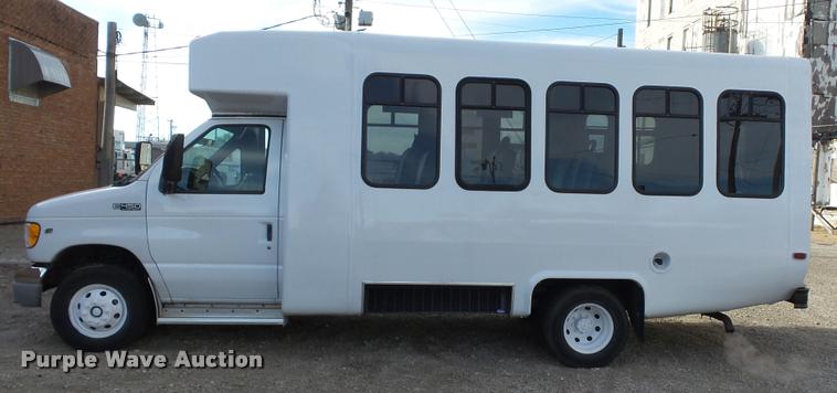 image for item J5721 2002 Ford Econoline E450 Super Duty Diamond shuttle bus