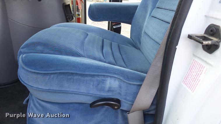 image for item J5721 2002 Ford Econoline E450 Super Duty Diamond shuttle bus