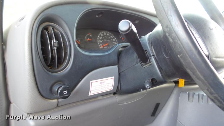 image for item J5721 2002 Ford Econoline E450 Super Duty Diamond shuttle bus