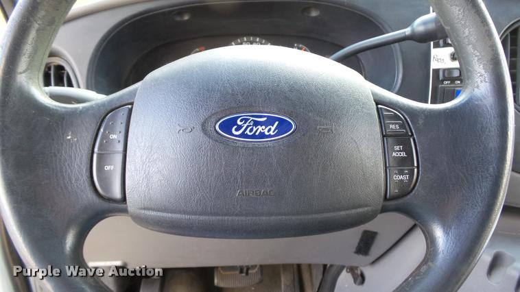 image for item J5721 2002 Ford Econoline E450 Super Duty Diamond shuttle bus