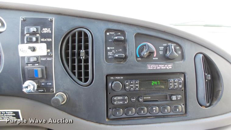 image for item J5721 2002 Ford Econoline E450 Super Duty Diamond shuttle bus