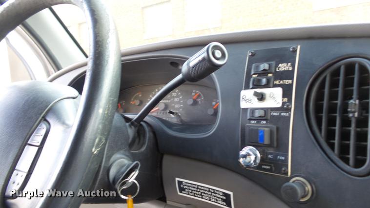 image for item J5721 2002 Ford Econoline E450 Super Duty Diamond shuttle bus