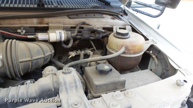 image for item J5721 2002 Ford Econoline E450 Super Duty Diamond shuttle bus