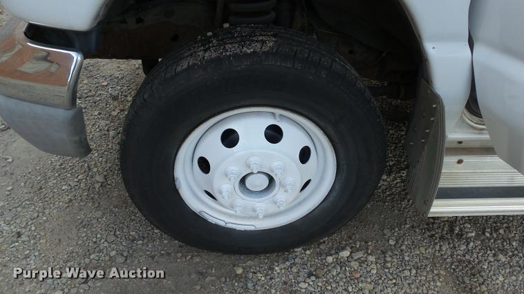 image for item J5721 2002 Ford Econoline E450 Super Duty Diamond shuttle bus