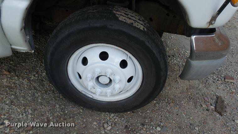 image for item J5721 2002 Ford Econoline E450 Super Duty Diamond shuttle bus