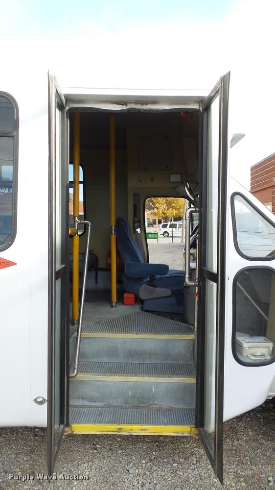 image for item J5721 2002 Ford Econoline E450 Super Duty Diamond shuttle bus