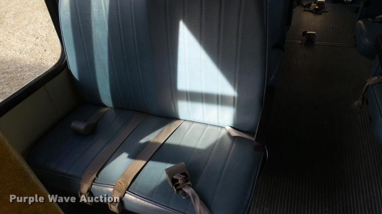 image for item J5721 2002 Ford Econoline E450 Super Duty Diamond shuttle bus