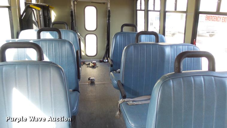 image for item J5721 2002 Ford Econoline E450 Super Duty Diamond shuttle bus