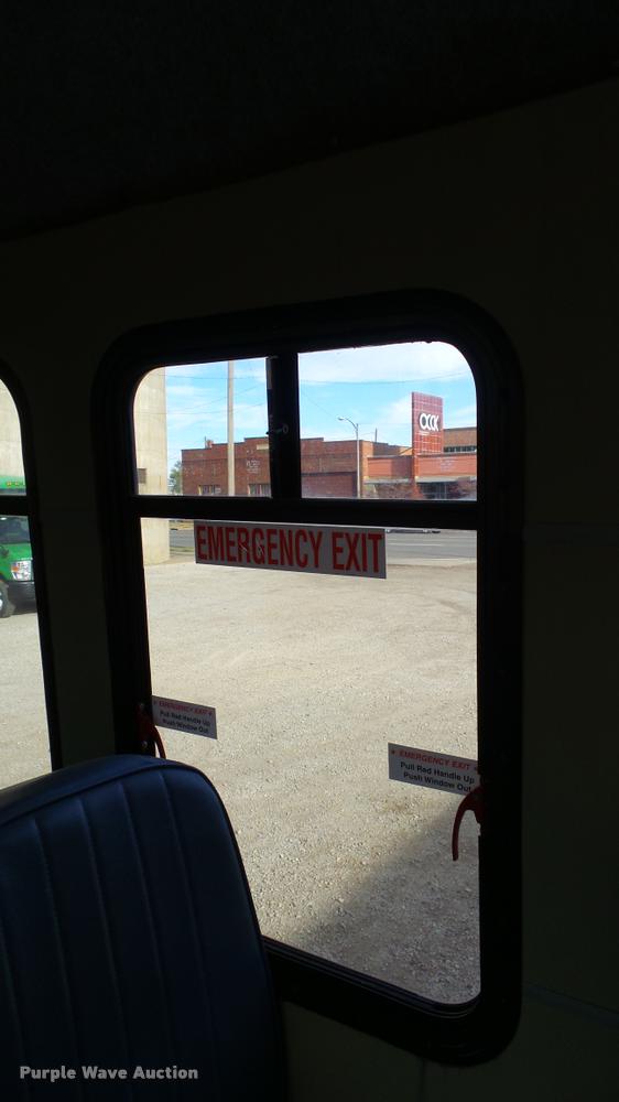 image for item J5721 2002 Ford Econoline E450 Super Duty Diamond shuttle bus