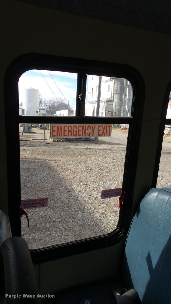 image for item J5721 2002 Ford Econoline E450 Super Duty Diamond shuttle bus