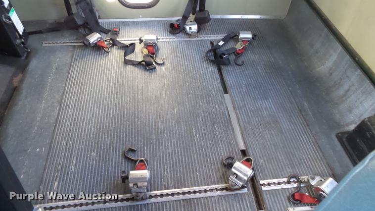 image for item J5721 2002 Ford Econoline E450 Super Duty Diamond shuttle bus