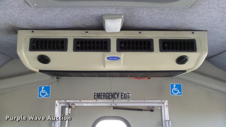 image for item J5721 2002 Ford Econoline E450 Super Duty Diamond shuttle bus