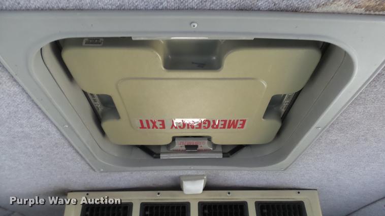 image for item J5721 2002 Ford Econoline E450 Super Duty Diamond shuttle bus