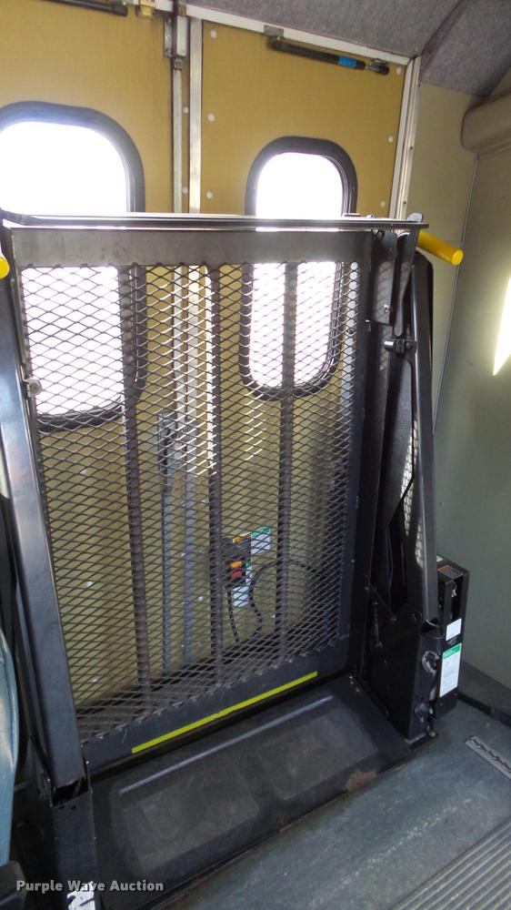 image for item J5721 2002 Ford Econoline E450 Super Duty Diamond shuttle bus