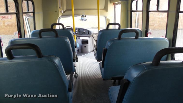 image for item J5721 2002 Ford Econoline E450 Super Duty Diamond shuttle bus