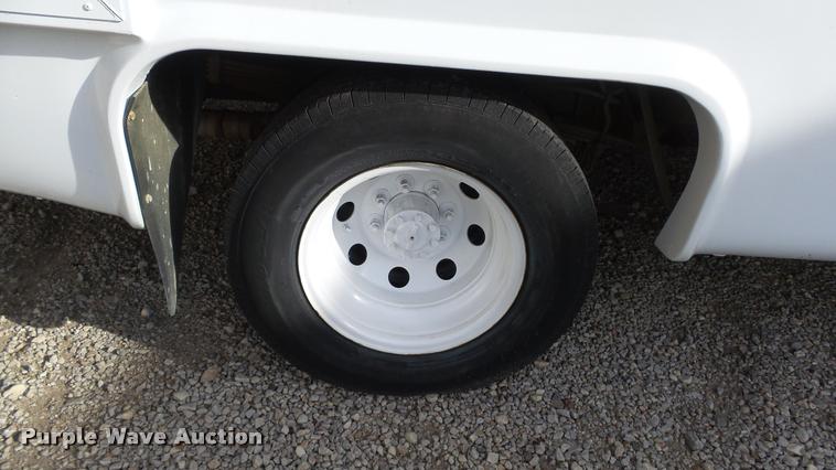 image for item J5721 2002 Ford Econoline E450 Super Duty Diamond shuttle bus