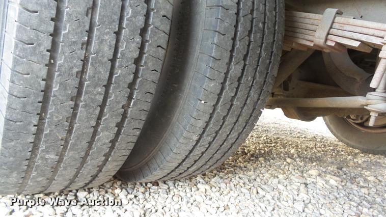 image for item J5721 2002 Ford Econoline E450 Super Duty Diamond shuttle bus