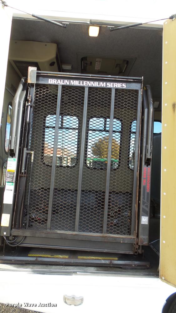 image for item J5721 2002 Ford Econoline E450 Super Duty Diamond shuttle bus