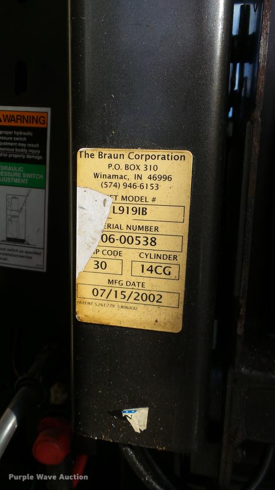 image for item J5721 2002 Ford Econoline E450 Super Duty Diamond shuttle bus