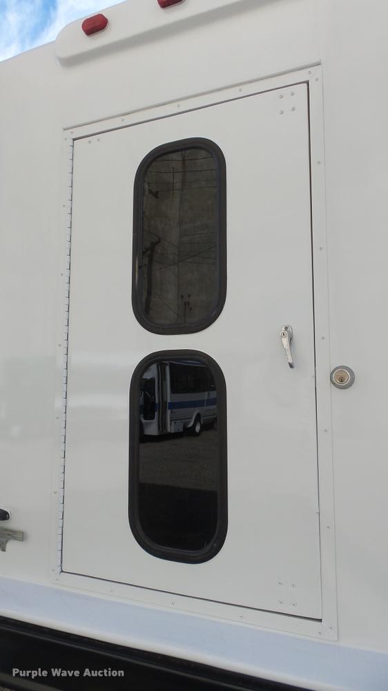 image for item J5721 2002 Ford Econoline E450 Super Duty Diamond shuttle bus