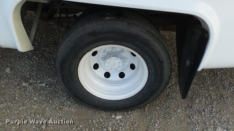 image for item J5721 2002 Ford Econoline E450 Super Duty Diamond shuttle bus