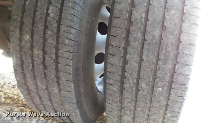 image for item J5721 2002 Ford Econoline E450 Super Duty Diamond shuttle bus