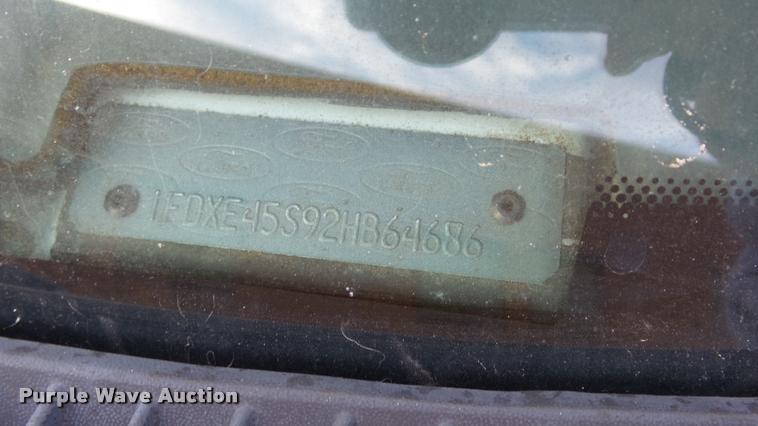 image for item J5721 2002 Ford Econoline E450 Super Duty Diamond shuttle bus