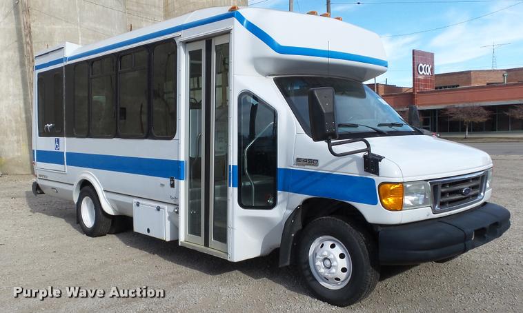 image for item J5722 2007 Ford Econoline E450 Super Duty Aerotech shuttle bus