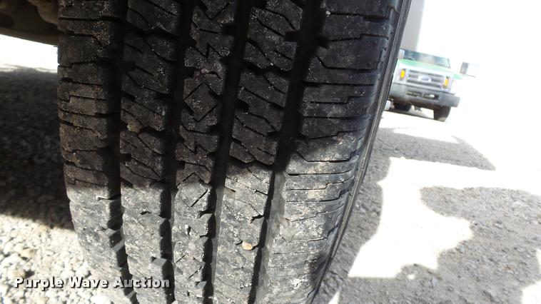 image for item J5722 2007 Ford Econoline E450 Super Duty Aerotech shuttle bus