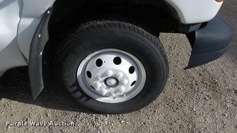 image for item J5722 2007 Ford Econoline E450 Super Duty Aerotech shuttle bus