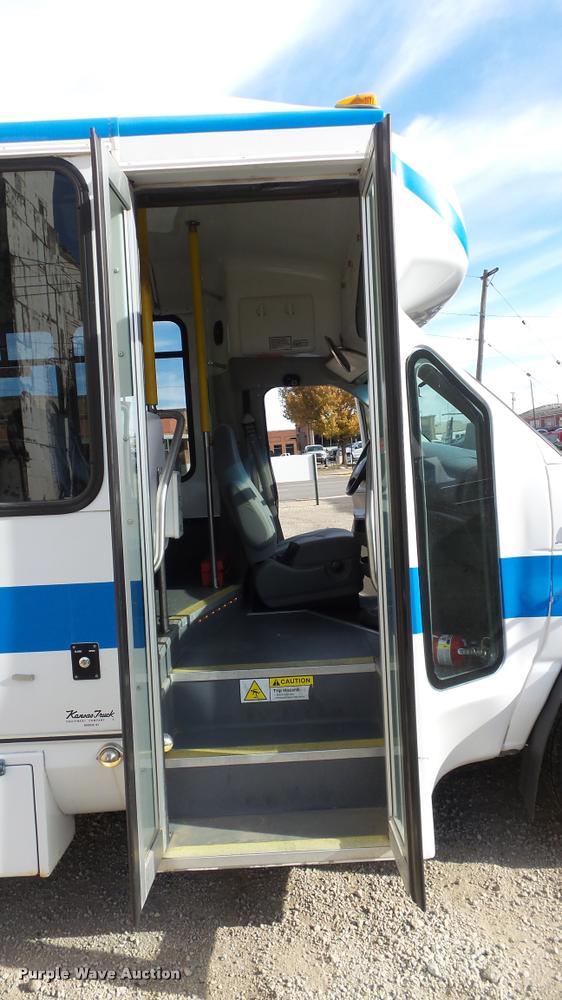 image for item J5722 2007 Ford Econoline E450 Super Duty Aerotech shuttle bus