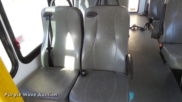 image for item J5722 2007 Ford Econoline E450 Super Duty Aerotech shuttle bus