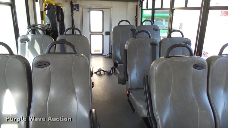 image for item J5722 2007 Ford Econoline E450 Super Duty Aerotech shuttle bus