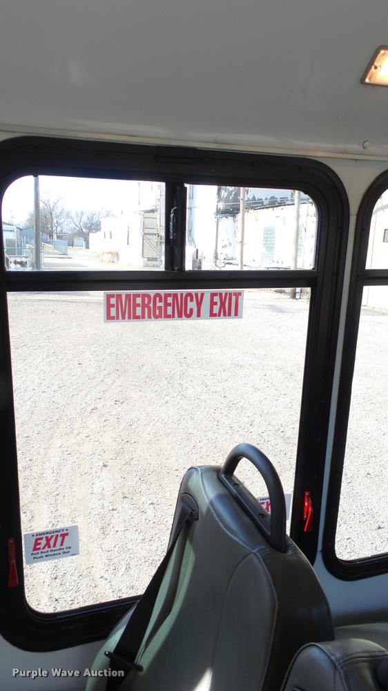 image for item J5722 2007 Ford Econoline E450 Super Duty Aerotech shuttle bus